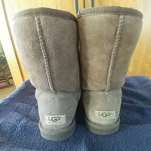 Authentic UGG Chocolate Cls Short Boots sz7 - Picture 2 of 6